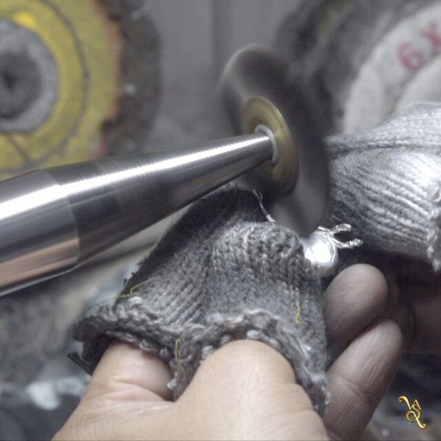 ‘Unlock the Shiny Appearance of Precious Metal Setting’ 🐝✨
.
To make the surface and every curve of the bee brightly shine without leaving any flaw, the setting is smoothly polished by our craftsmen who have expert knowledge and professional skills in jewellery production.