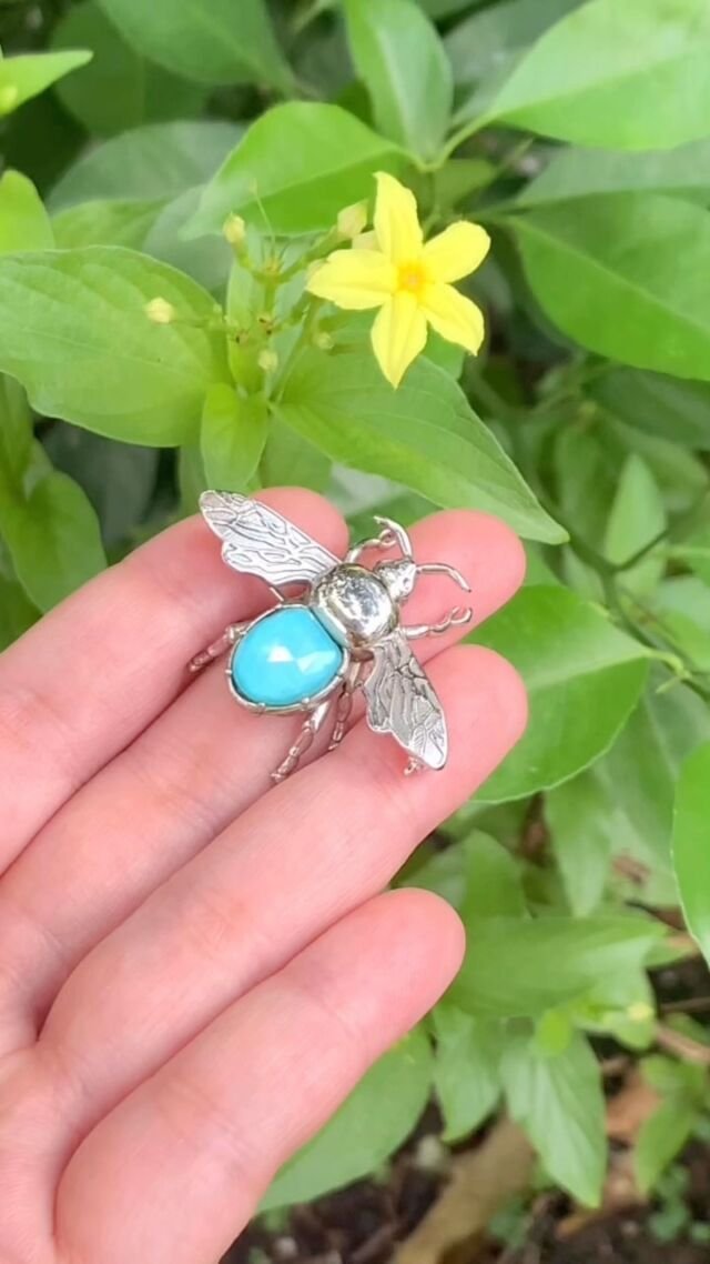 Could the Lovely Dazzling Bee Fill your Heart? 🌼🐝👗🍃
.
✨Impressive white gold plated brooch with the torso made of ‘Turquoise’
.
While the refraction of the natural light reveals the sparkling and glossy surface of the doublet throughout the piece, the details of the wings help enhance the outstanding beauty of the bee.