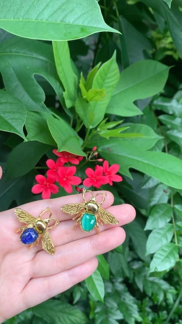 When the Flowers Bloom, the Dazzling Bees will Come to you. 🌺🐝✨🌿
.
The ‘Drazzling Tosso’ collection presents the perfect and unique design of the dazzling bee. The details of the bee and its wings are passed on the setting. 
.
Every detail reveals the delicate design of the whole piece, while the torso shows the glossy and softly radiant surface of stones.
.
🍃 Luxurious gold plated brooch with the torso made of ‘Lapis Lazuli’ 
🍃 Charming gold plated brooch with the torso made of ‘Malachite’
